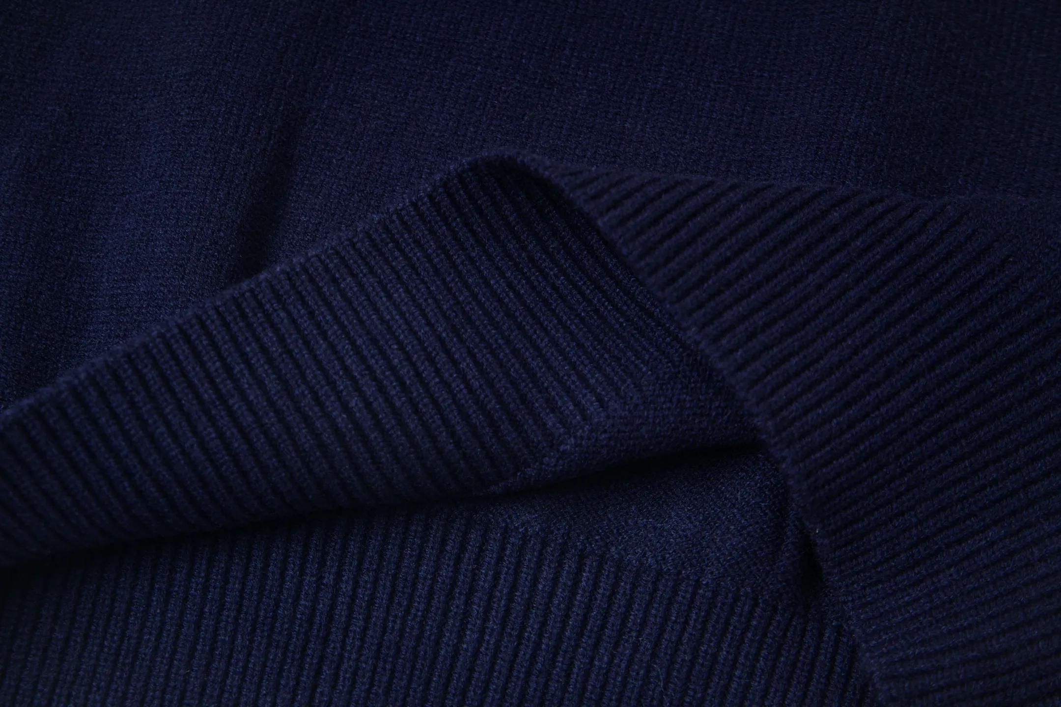 P230 Style number: Y258 Ralph Lauren POLO twist button open-chest sweater is a limited edition every year. There won’t be many styles in the store! Ralph Lauren men's half-button sweater. The shape is really nice. It can be worn alone or as a coat. It can be worn outside the inner layer. It is versatile and looks good. Tag, hanging grain, washable, packaging bag, full set of accessories. The appearance is quite high. The workmanship is super exquisite. Color: navy, gray, apricot, navy. Size: S M L XL